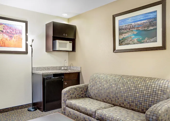 Hotel Days & By Wyndham Powell